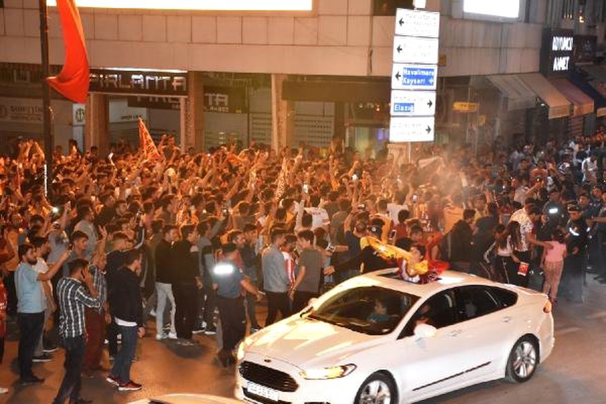 Galatasaray\'ın Şampiyonluğu Malatya\'da Coşkuyla Kutlandı