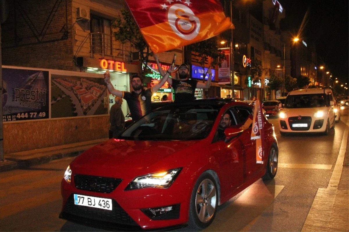 Galatasaraylı Taraftarlar Yalova\'yı Marşlarla İnletti!