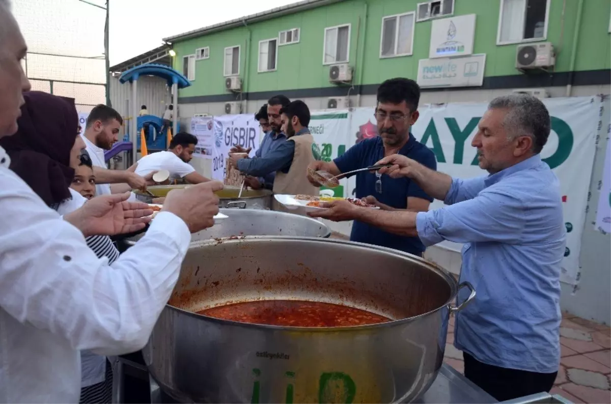 Hatay\'da 300 Yetime İftar Verildi