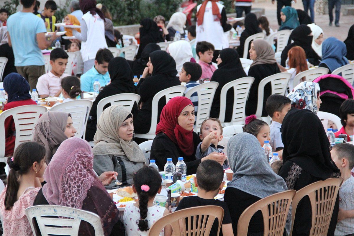 Hatay\'da Suriyeli Yetim Çocuklara İftar
