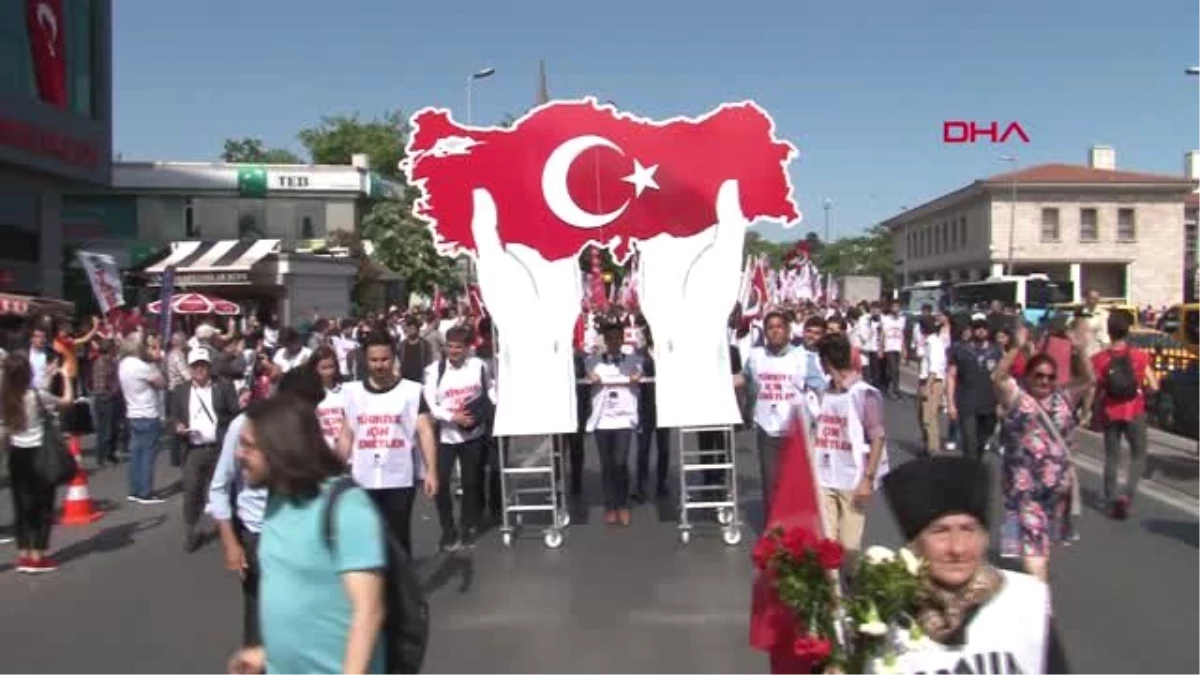İstanbul-Beşiktaş\'ta Tgb Üyelerinin 19 Mayıs Yürüyüşü