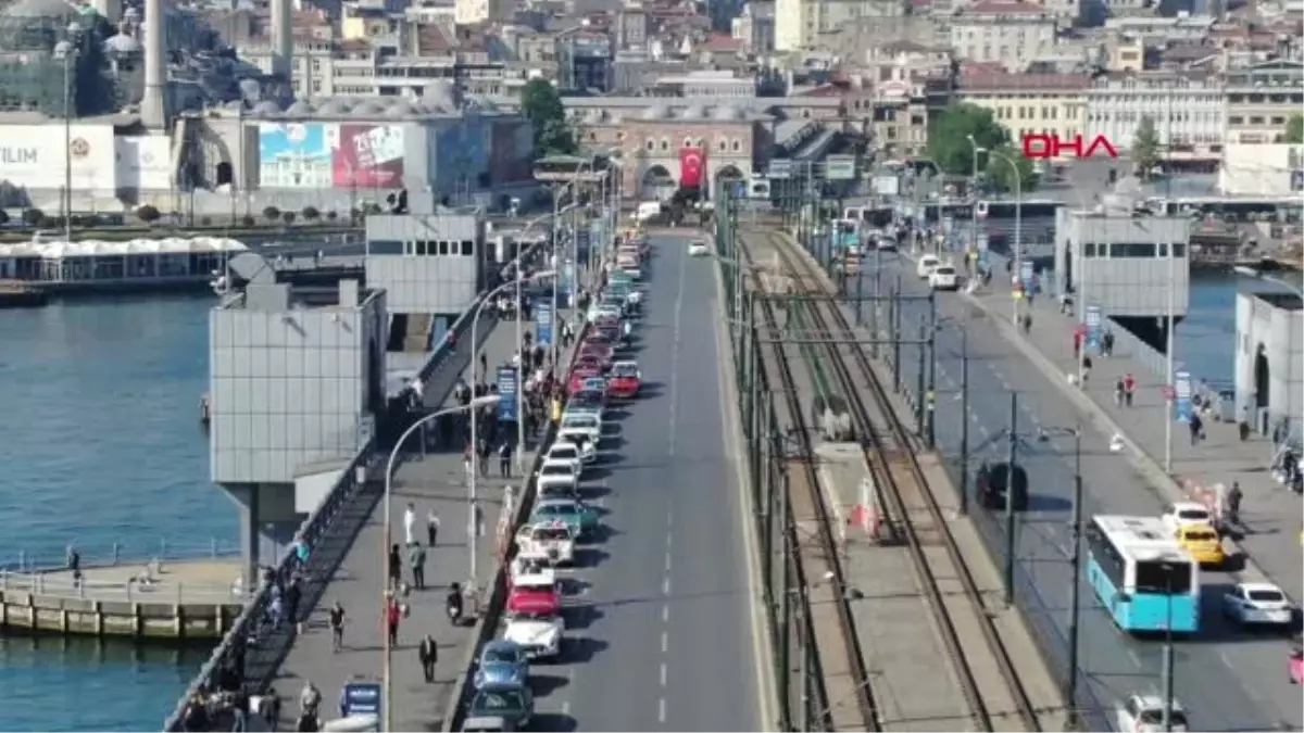 İstanbul- Galata Köprüsü\'nde 100 Klasik Otomobil ile 100.yıl Konvoyu