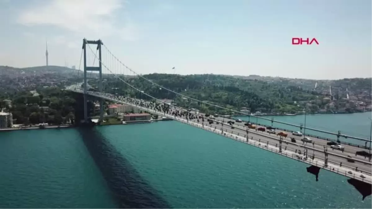 İstanbul- Yüzlerce Motosikletlinin, 15 Temmuz Şehitler Köprüsü\'nden Geçişi Havadan Görüntülendi...