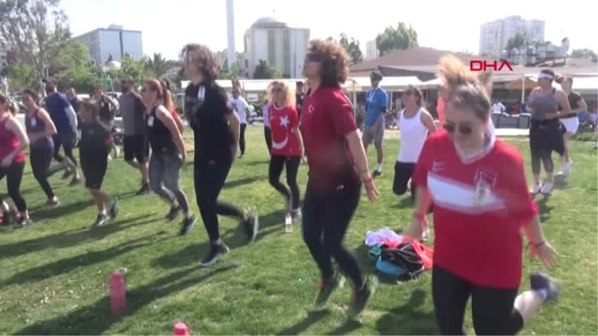 İzmir 19 Mayıs Gençlik ve Spor Bayramı\'nı Spor Yaparak Kutladılar