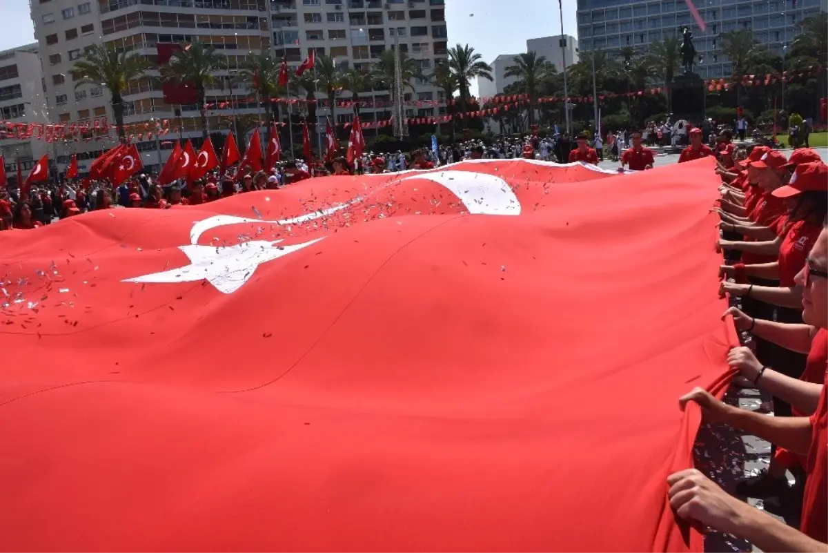 İzmir\'de 19 Mayıs\'ta 100. Yıl Coşkusu