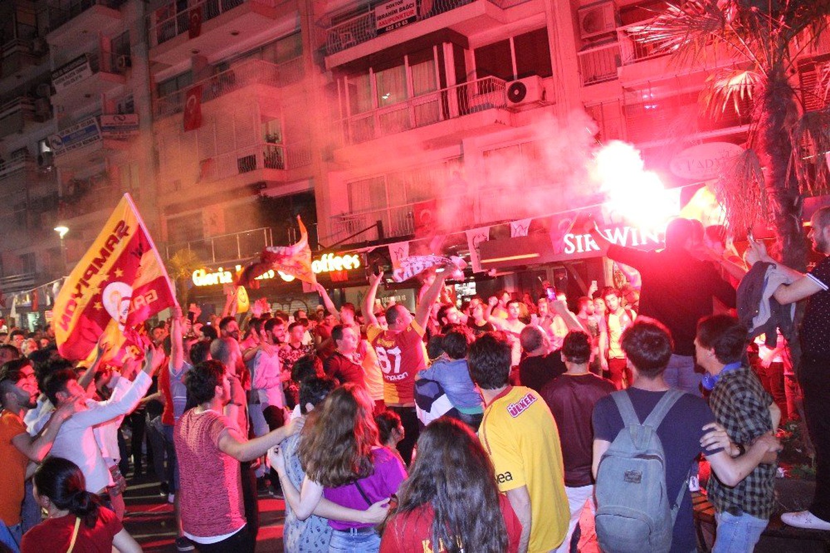 İzmir\'de 19 Mayıs ve Şampiyonluk Coşkusu Birlikte Yaşandı
