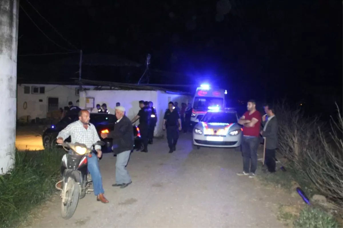 İzmir\'de Cinnet Getiren Bir Kişi Dehşet Saçtı: 2 Ölü 1 Ağır Yaralı