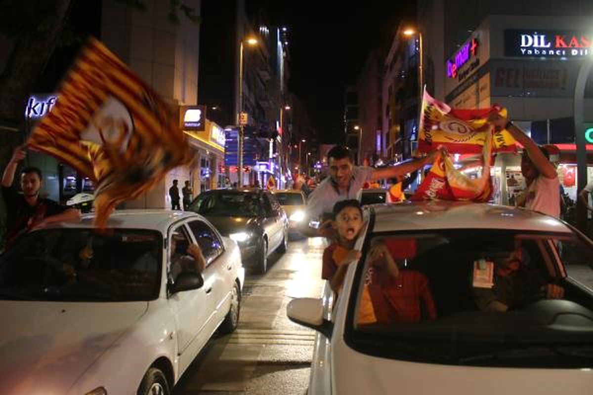 İzmit\'te Galatasaray Taraftarından Şampiyonluk Kutlaması