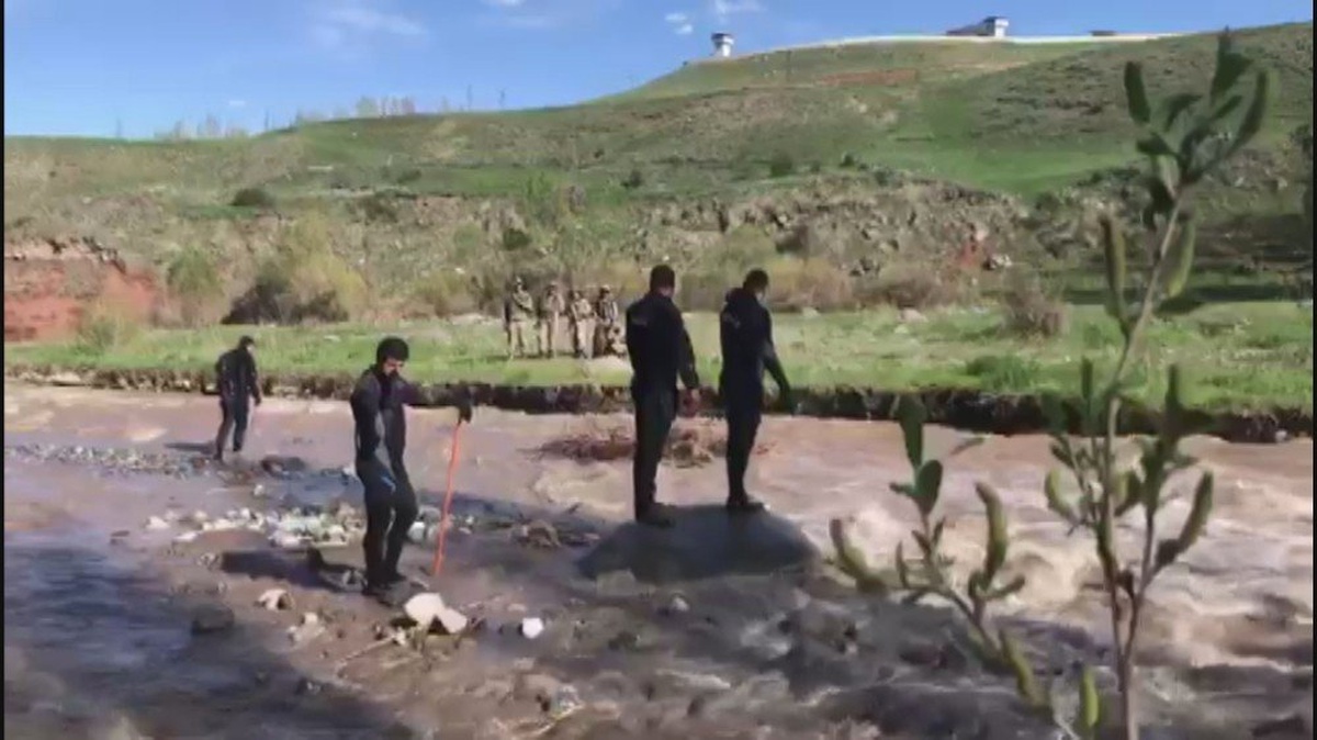 Kars\'ta Kaybolan Küçük Kızı Arama Çalışmaları Sürüyor