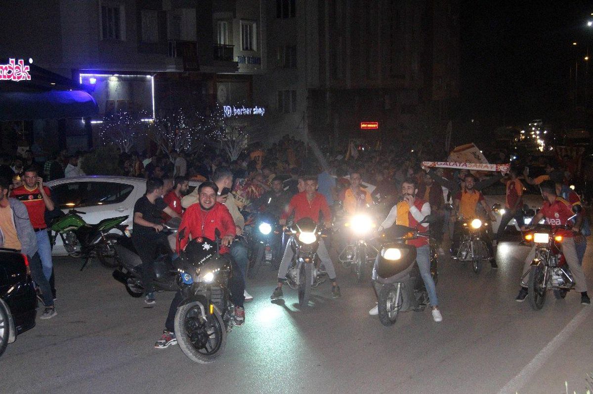 Kilis\'te Galatasaraylı Taraftarların Şampiyonluk Kutlaması