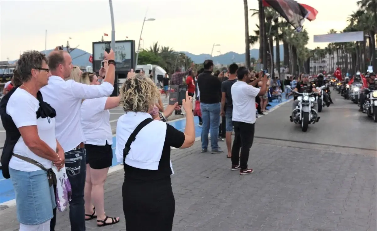 Marmaris\'te Yabancı Turistler "Fener Alayı\'nı" Fotoğraflamak İçin Yarıştılar