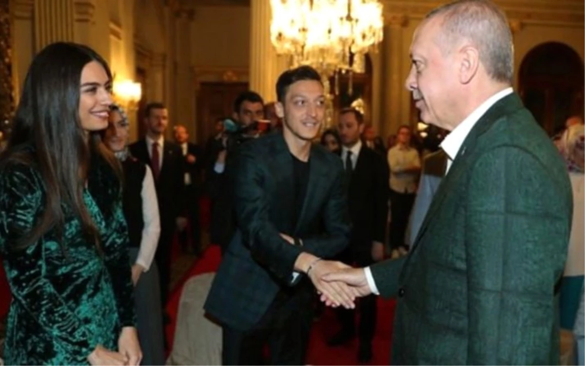 Mesut Özil, Nişanlısı Amine Gülşe İle Cumhurbaşkanı Erdoğan\'ın Dolmabahçe\'de Verdiği İftara Katıldı