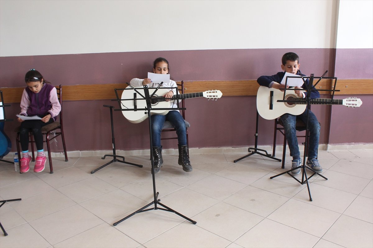 Minik Eller Piyano ve Gitarla Hayat Buluyor