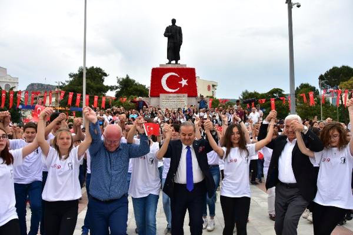 Muğla\'da Bin Kişi Atabarı Oynadı