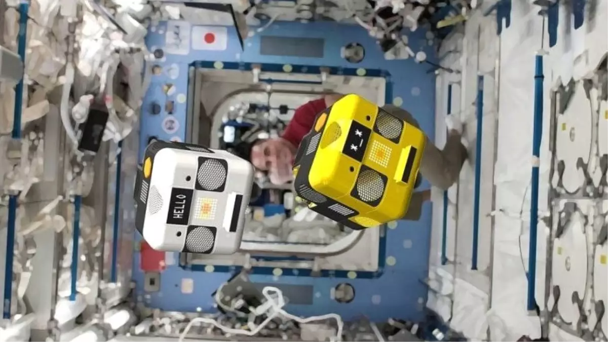 Nasa, Iss\'deki Astrobee Robotu Bumble\'ın İlk Fotoğrafını Paylaştı