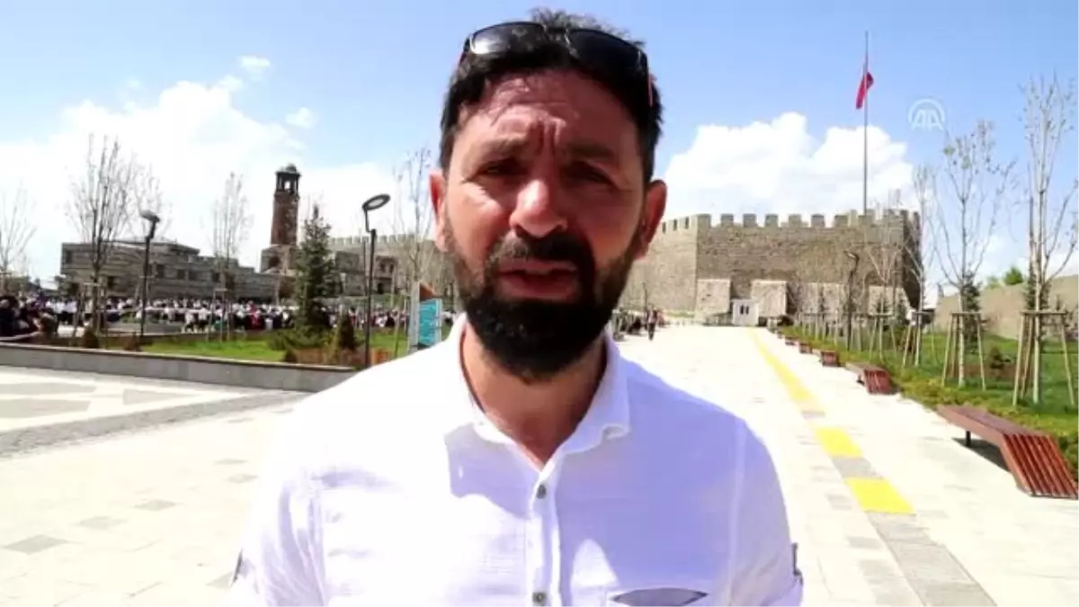 Öğretmenlerin Mesajına Öğrencilerden Gençlik Marşı ile Cevap