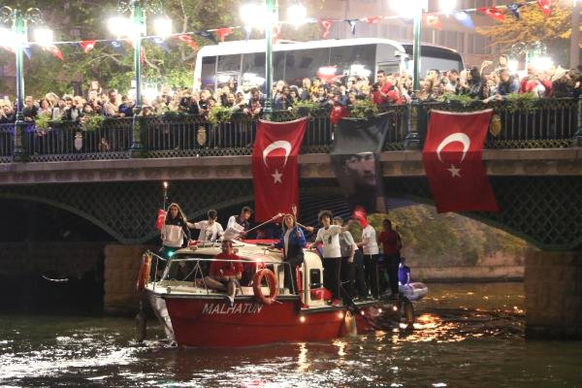 Porsuk Çayı\'nda \'Fener Alayı\'