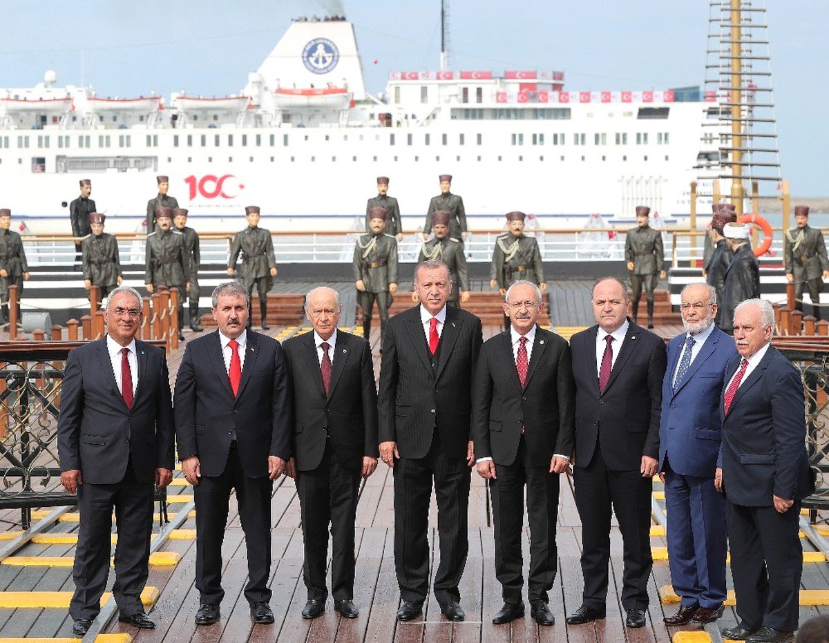 Samsun\'da 19 Mayıs Kutlamasına Damga Vuran "Birlik Pozu"