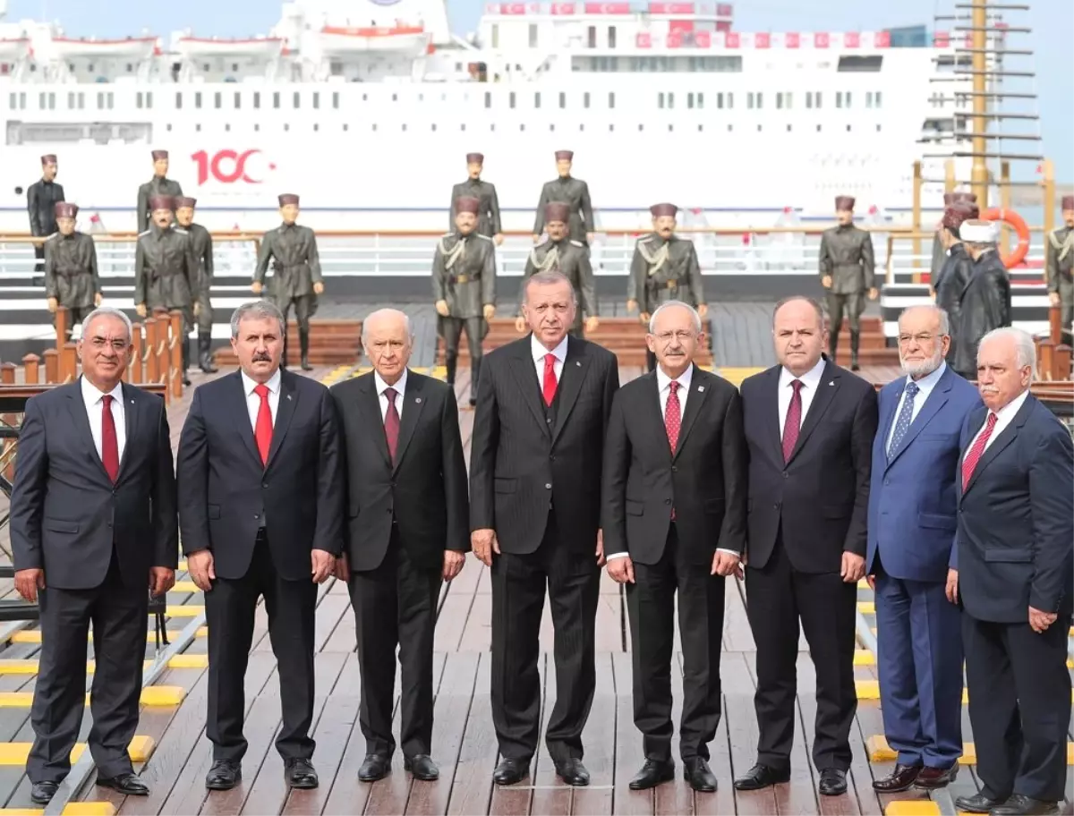 Samsun\'da 19 Mayıs Kutlamasına Damga Vuran "Birlik Pozu"
