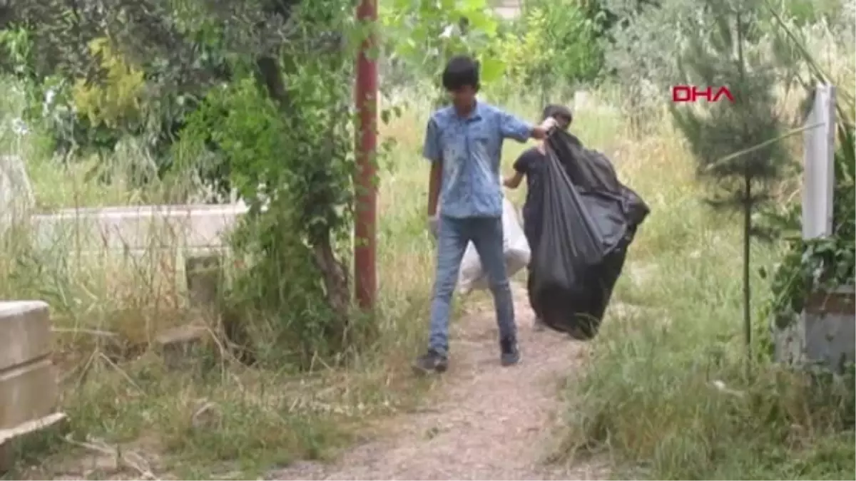 Şırnak Sosyal Medyada Örgütlenip, Mezarlık Temizliği Yaptılar