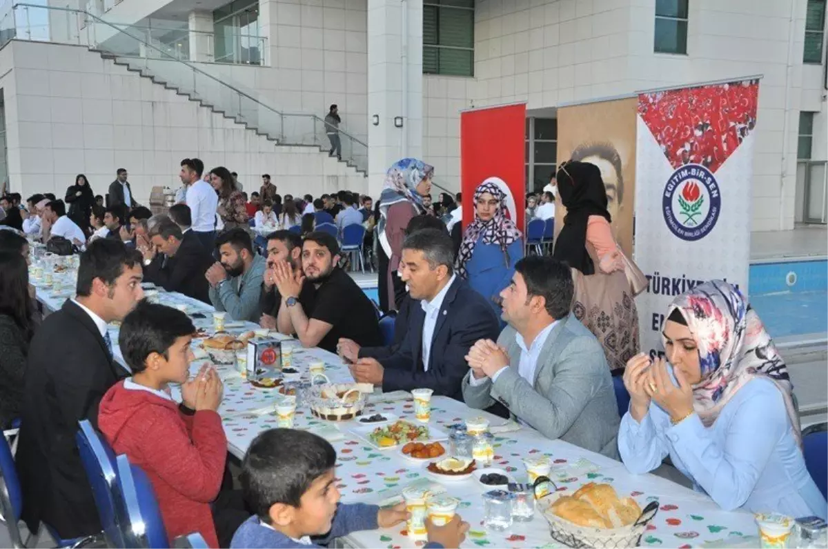 Şırnak\'ta Eğitim Bir-Sen Üyeleri İftarda Bir Araya Geldi