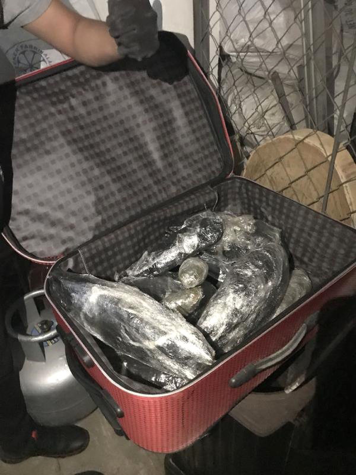 Soba ve Valiz İçinde 11 Kilo Esrar Bulundu