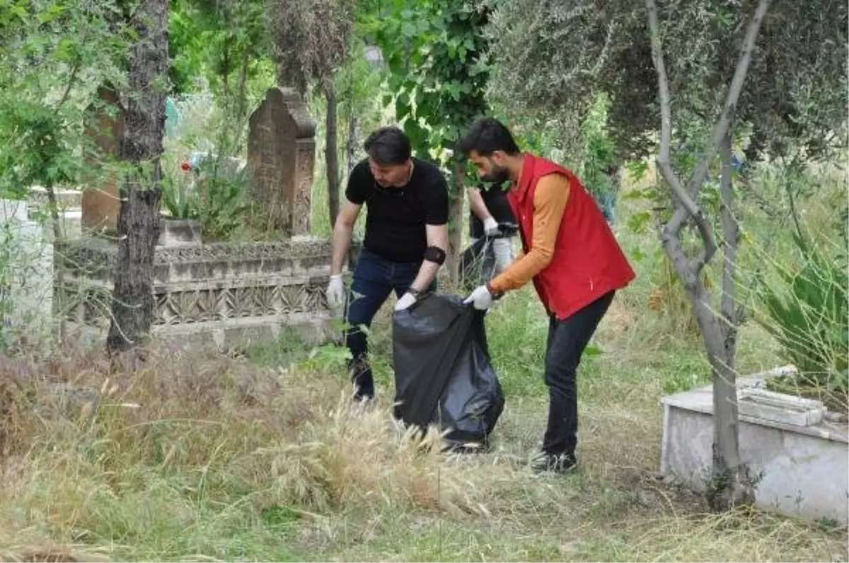 Sosyal Medyada Örgütlenip, Mezarlık Temizliği Yaptılar