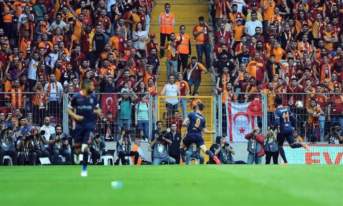 Spor Toto Süper Lig: Galatasaray: 0 - M.başakşehir: 1 (İlk Yarı)