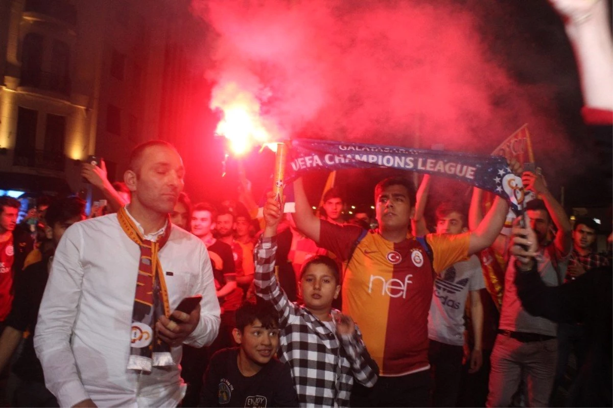 Galatasaraylı Taraftarlar Taksim\'i Sarı-Kırmızıya Bürüdü!