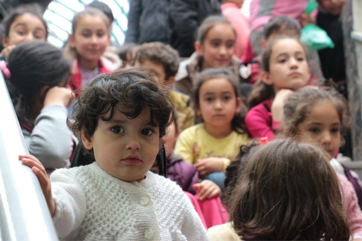 Türkmen Çocuklar Baştan Aşağı Giydirildi