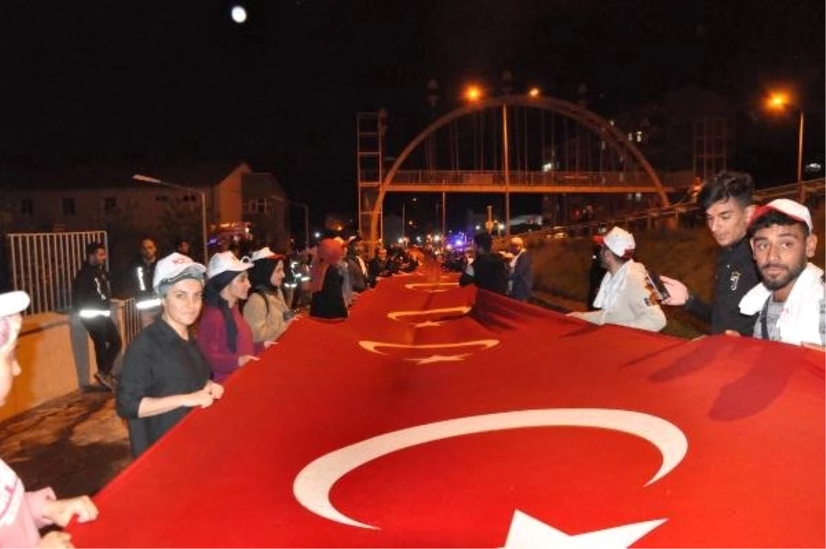 Üniversiteliler 300 Metrelik Türk Bayrağı ile Meşaleli Yürüyüş Yaptı