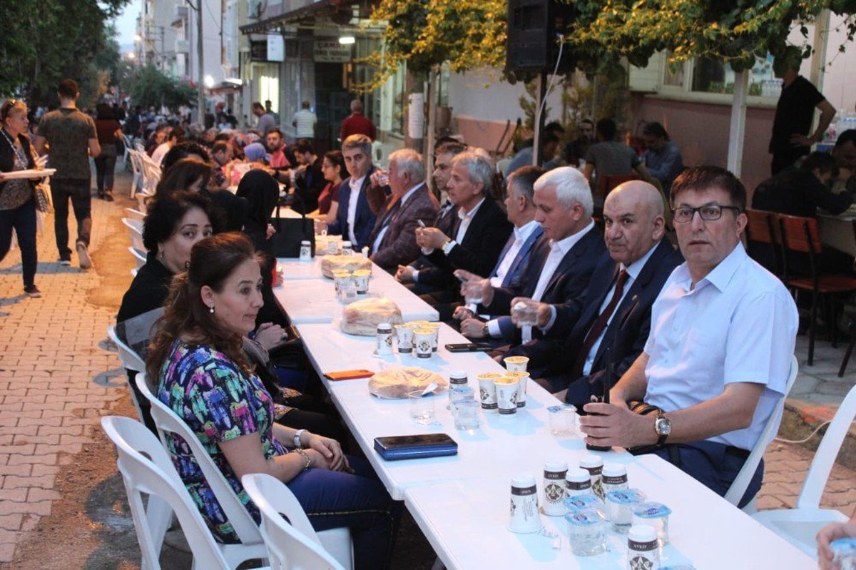 Vali Yazıcı Susurluk\'ta Vatandaşlarla İftarda Buluştu