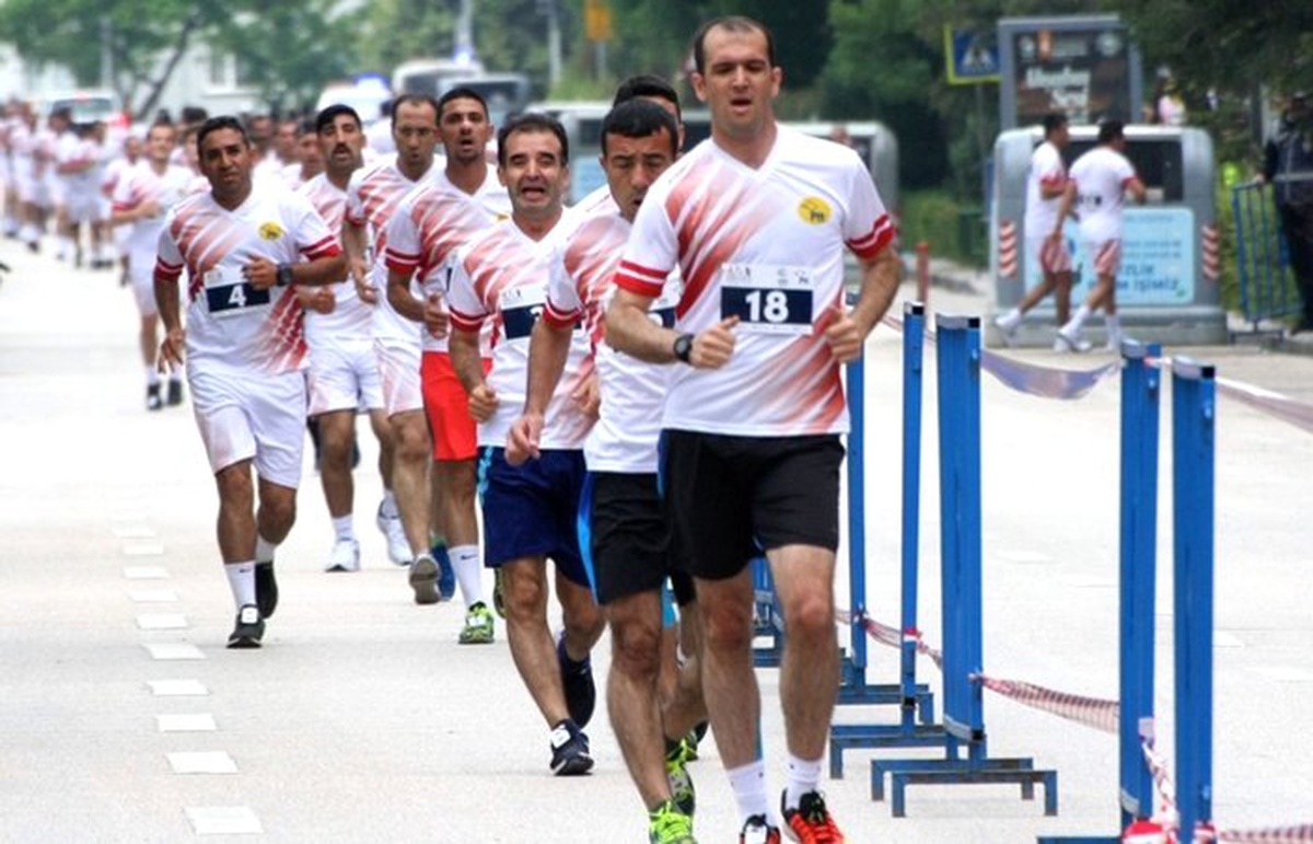 Yaklaşık iki bin sporcu bayram için koştu 