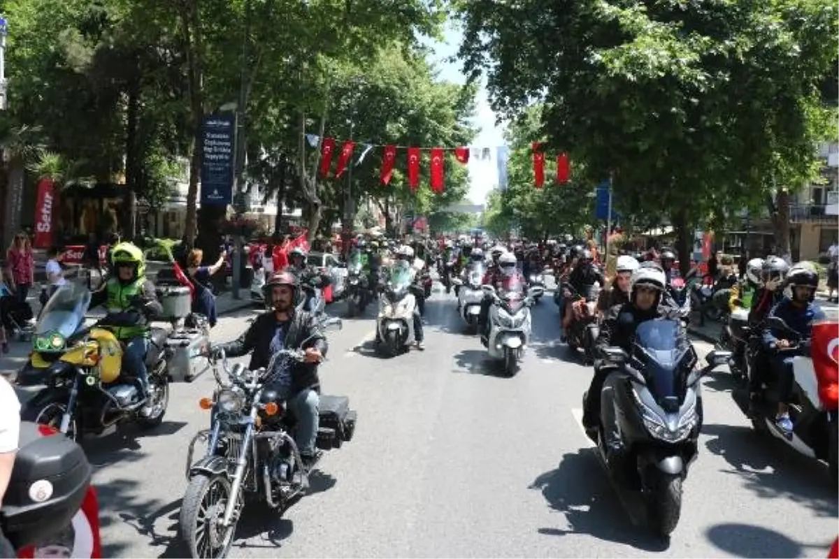 Yüzlerce Motosikletliden Bağdat Caddesi\'nde 19 Mayıs Korteji