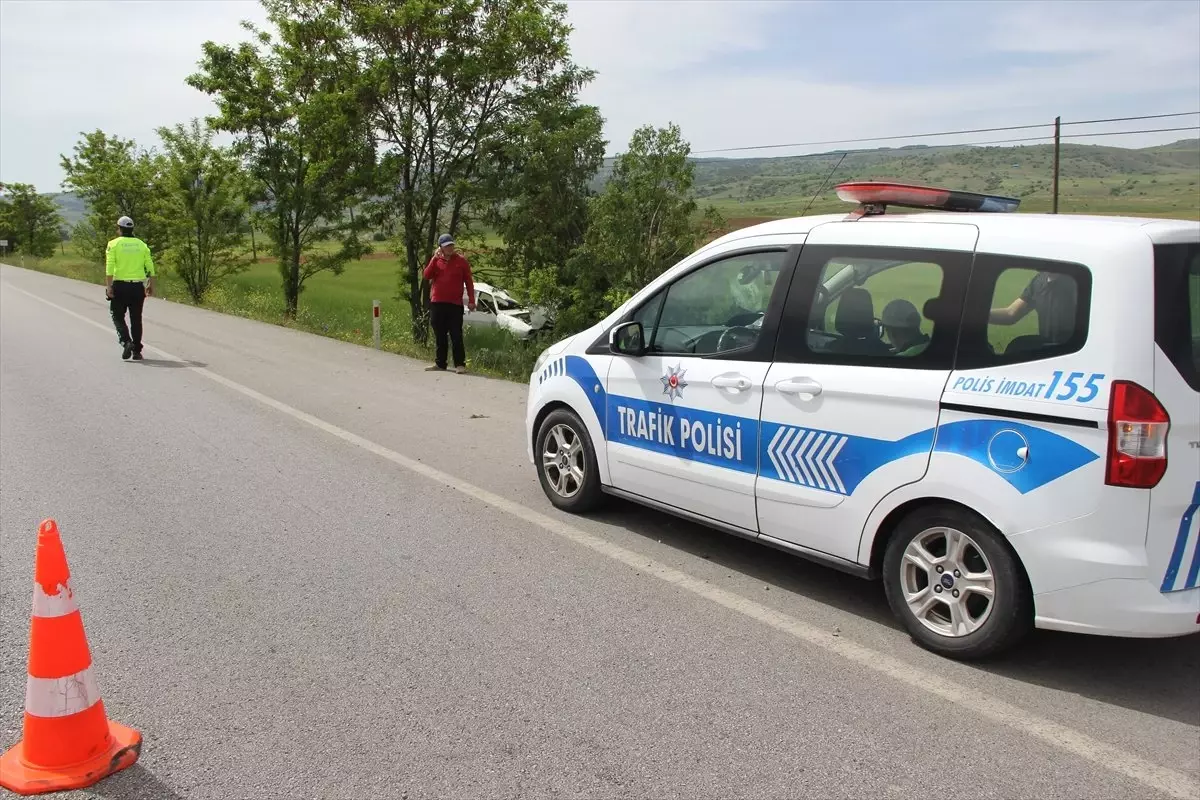 Afyonkarahisar\'da Otomobil Tarlaya Devrildi: 1 Ölü, 2 Yaralı