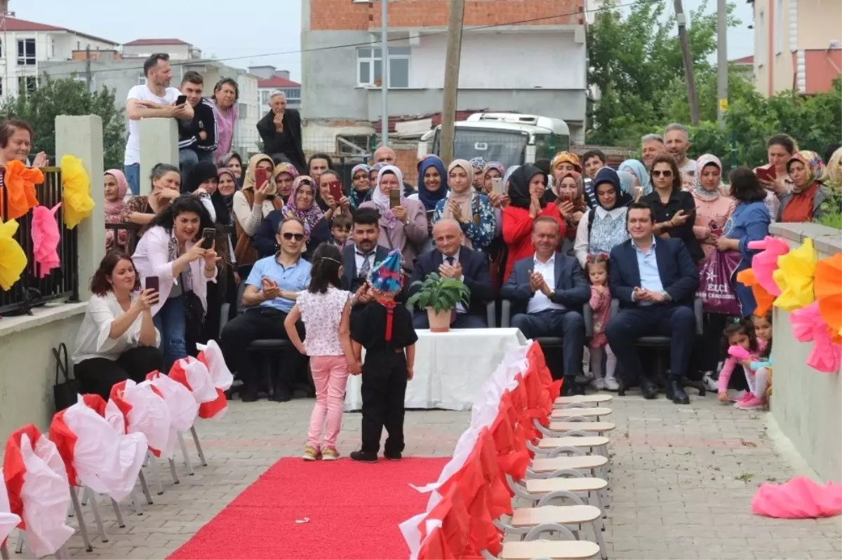 Anaokulu Öğrencileri Geri Dönüşümden Kazandıkları Elbiseleri Defilede Sergiledi