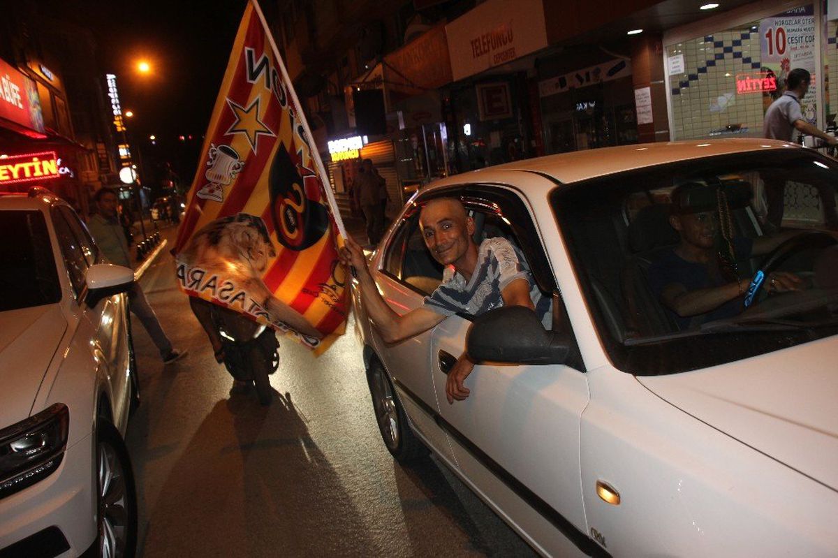 Balıkesir\'de Galatasaray\'ın Şampiyonluk Coşkusu