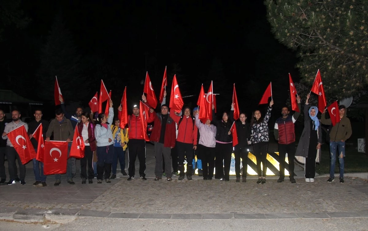 Beyşehir\'de Doğaseverler 19 Mayıs\'ı Gece Yürüyüşüyle Kutladı