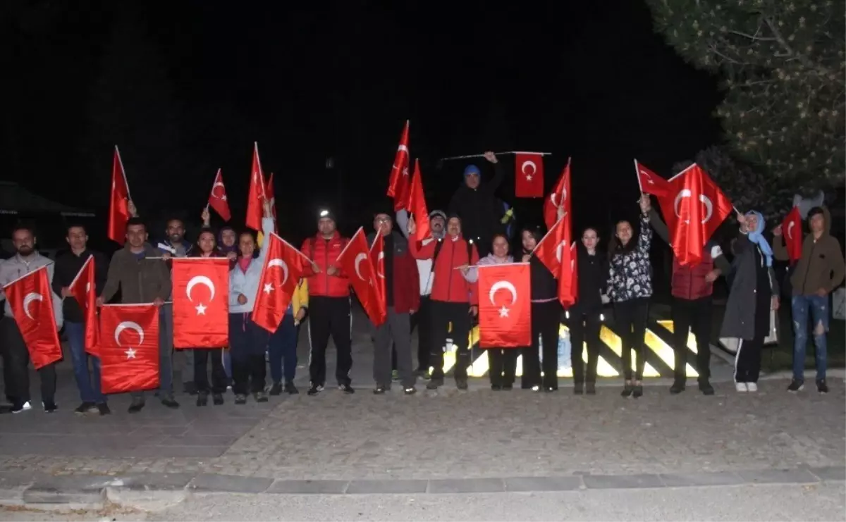 Beyşehir\'de Doğaseverler 19 Mayıs\'ı Gece Yürüyüşüyle Kutladı