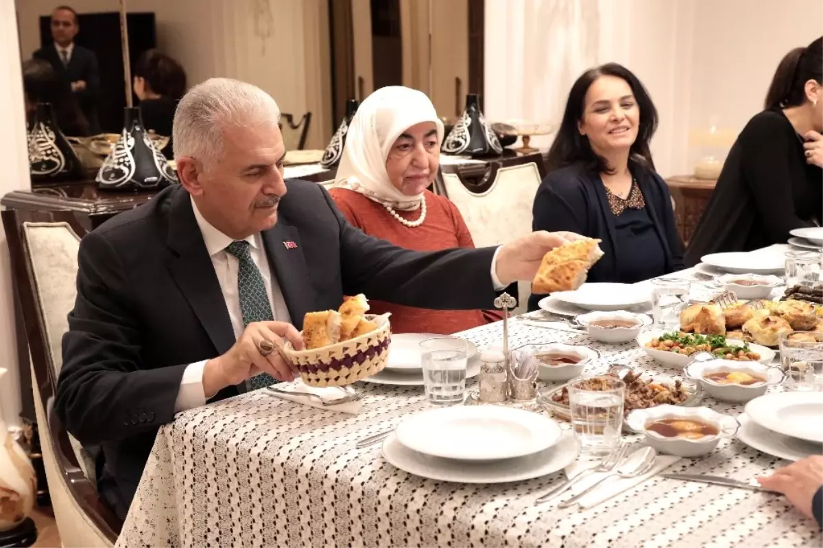 Binali Yıldırım İftarda Yılmaz Ailesini Evinde Misafir Etti