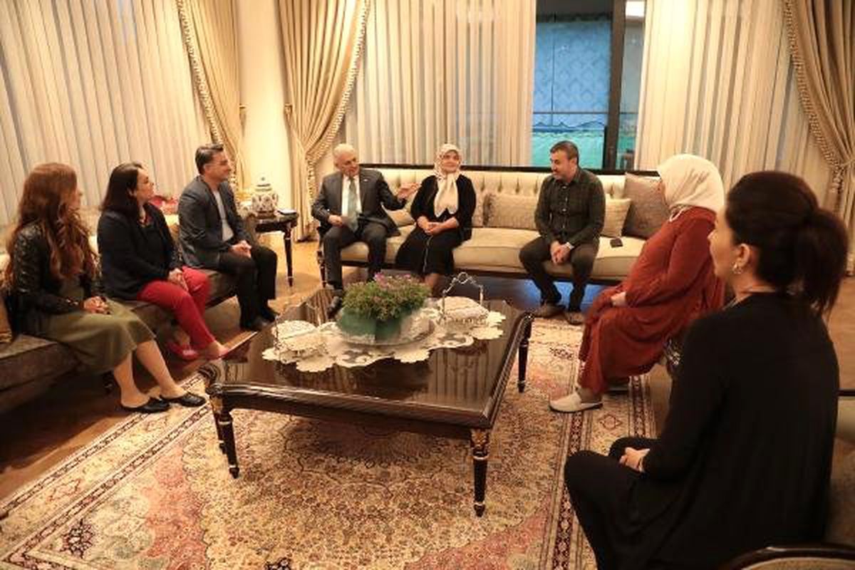 Binali Yıldırım Twitter\'den Mesaj Atan Aileyi İftarda Evinde Misafir Etti