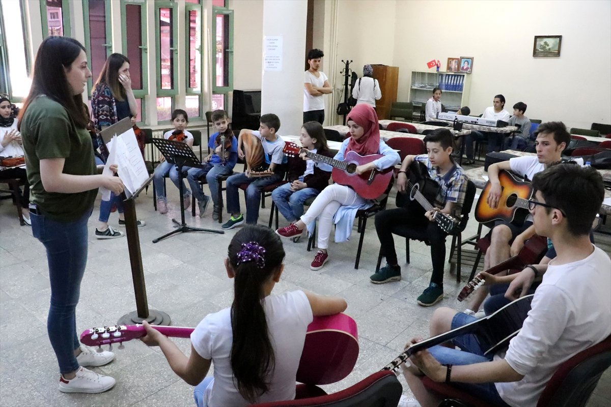 Bombaların Seslerini Değil Notaların Seslerini Duyuyorlar"