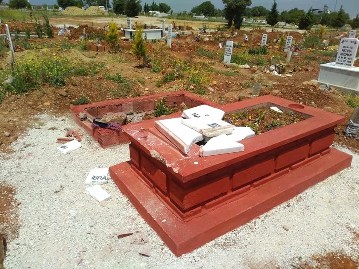Böyle Vicdansızlık Görülmedi: Mezarı Balyozla Yıktılar