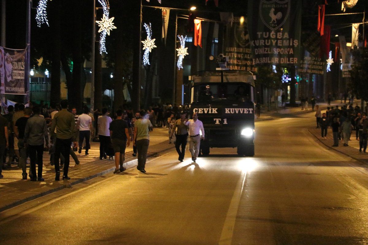 Denizli\'de Taşkınlık Yapan Taraftar Grubuna Polis Müdahale Etti