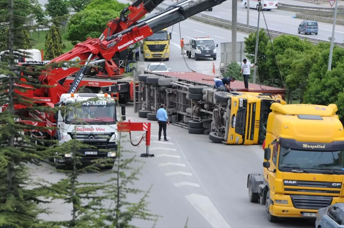 Devrilen Tır Trafiği Aksattı