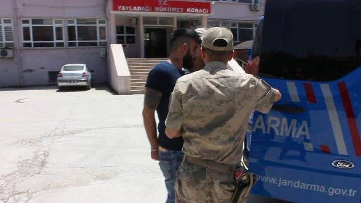 Dur\' İhtarına Uymayan Kaçakları Taşıyan Minibüs Sürücüsü, Jandarmaya Çarptı