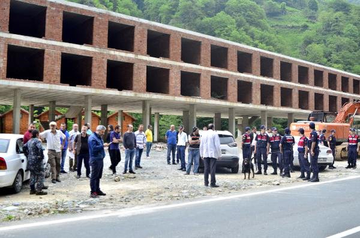 Fırtına Vadisi\'nde Kaçak Yapıların Yıkımı Öncesi Gerginlik (2)