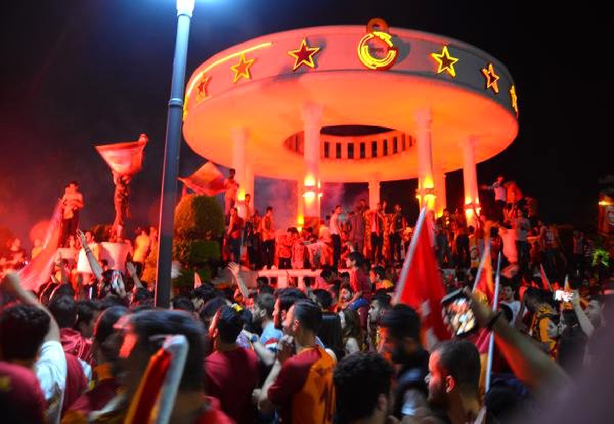 Galatasaray Şampiyonluğunu İlan Etti Mersin\'de Hayat Durdu