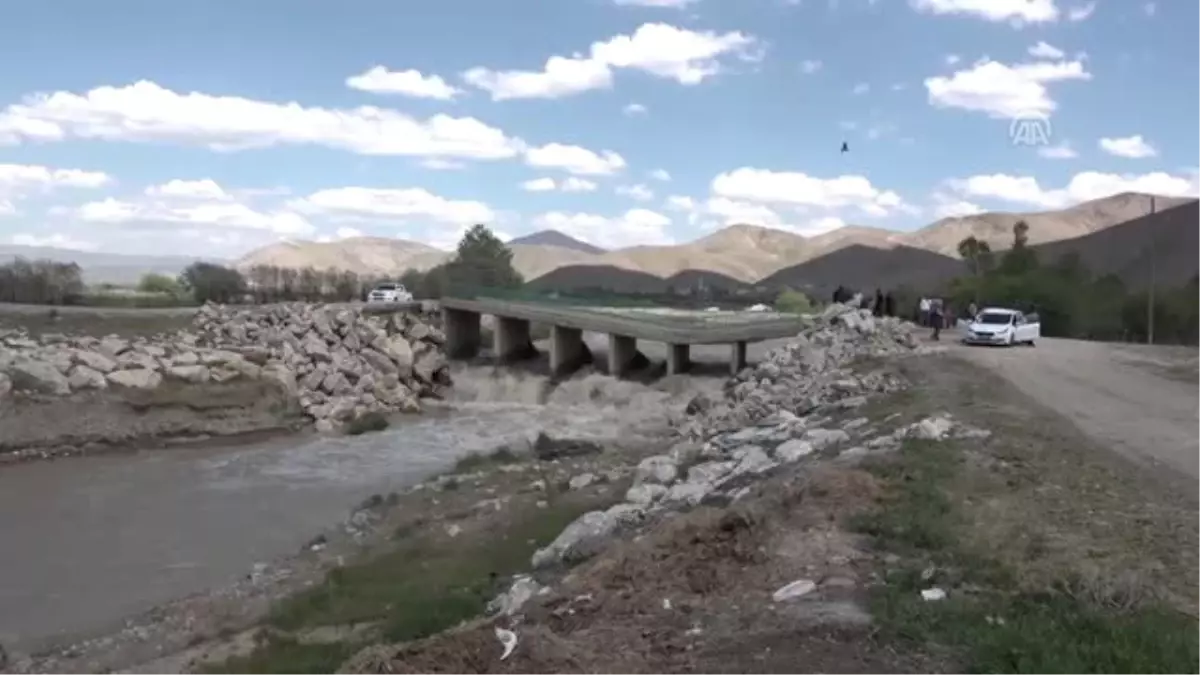 Hoşap Çayı Taştı, Köprü Zarar Gördü