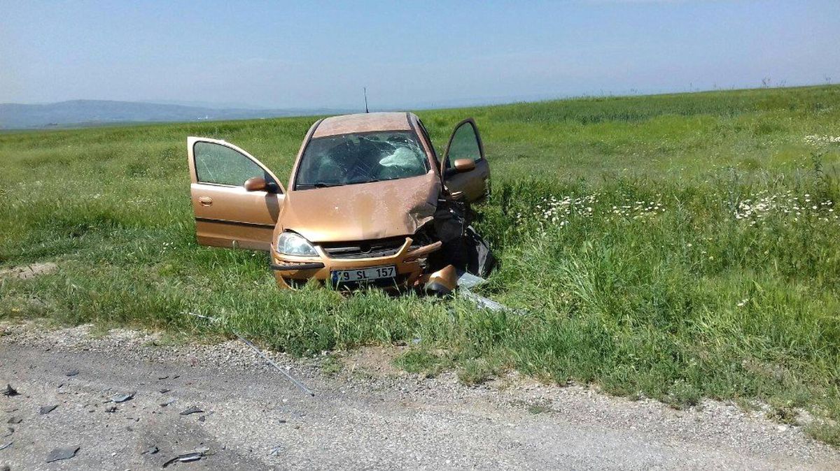 İki Otomobil Çarpıştı : 3 Yaralı
